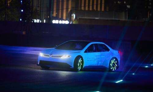BMW新世代驾趣概念车首次亮相上海