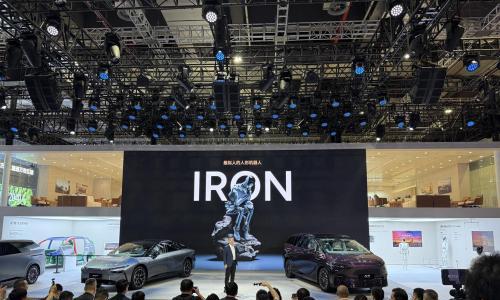 何小鹏携机器人IRON亮相上海车展