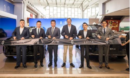 赛力斯康波: 澳门首台问界M9交付