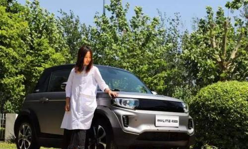 方向由自己掌握 女车主试驾LITE-R300