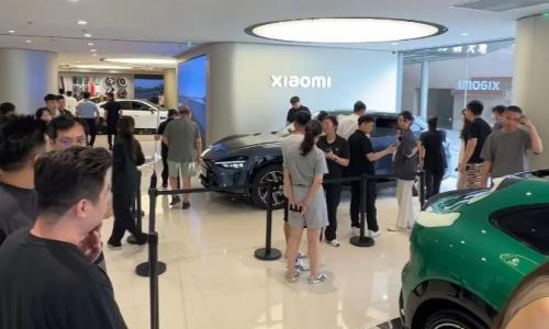 现在下订最快8个月提车,小米YU7爆单黄牛最高兴