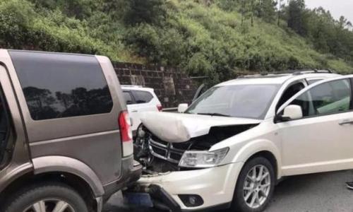高速上前车急刹车 是跟着急刹还是躲开?