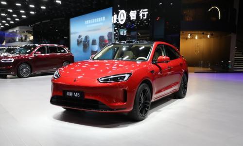 2025成都车展: 问界新M5 Ultra跃影红实车亮相