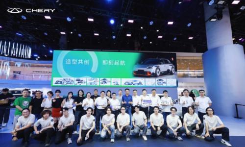 奇瑞汽车携全新QQ双子星亮相成都车展  向网友征集车型命名