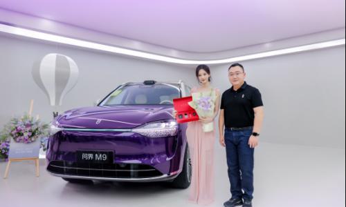明星选择印证实力 李一桐成问界M9银境紫车主