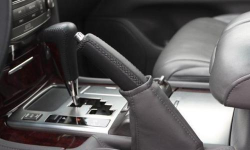 自动挡停车后怎么操作 先挂P档还是先拉手刹?