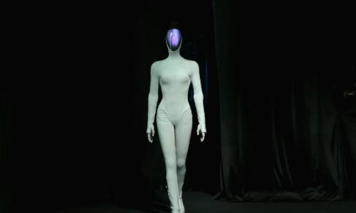 小鹏机器人发布24小时: 被嘲皮套藏真人,何小鹏"脱衣辟谣"股价反弹