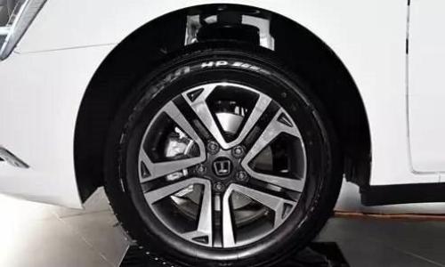 换两条新胎,应该放前轮还是放后轮?