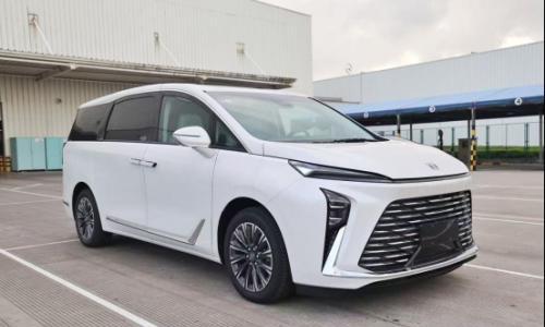 全新别克GL8陆尊实车曝光,二排有"彩电+大沙发"