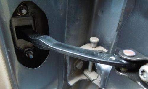 车门异响问题出在哪里 做好这三处检查 解决异响