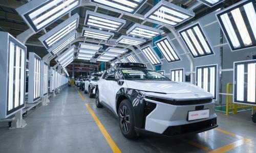 首台量产版铂智4X Robotaxi下线,小马智行与丰田合作迈入新阶段