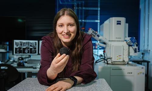 铁锈电池?科学家用氧化铁填充空心碳球实现高存储容量