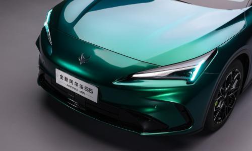 全新极狐阿尔法S5预售11.28万起,把L3级技术下放给年轻人