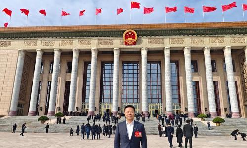 2026两会 | 何小鹏三份建议背后: 2026年成未来产业"制度对齐"的关键之年