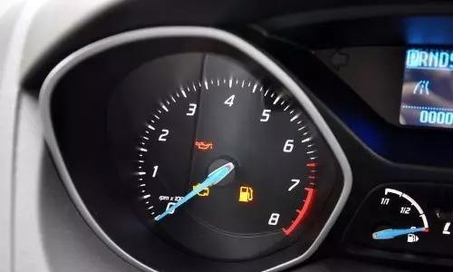 油表灯亮了才加油会缩短油泵的使用寿命