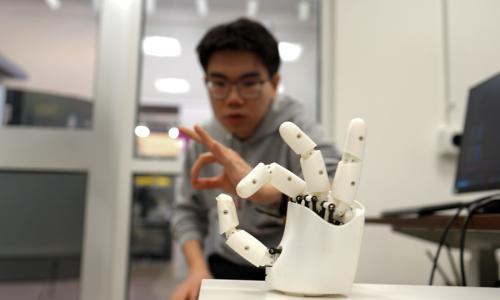 麻省理工学院设计超声波腕带 佩戴者能够通过自身动作控制机械手