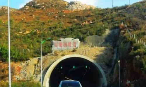 进高速隧道 很多老司机都靠左侧行驶?