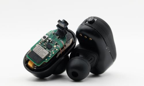 华盛顿大学将微型摄像头集成到耳机内 让用户与AI讨论所见场景