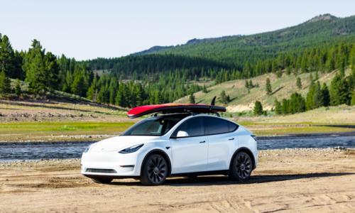 特斯拉车辆可识别3.5英寸软盘驱动器并播放MP3文件