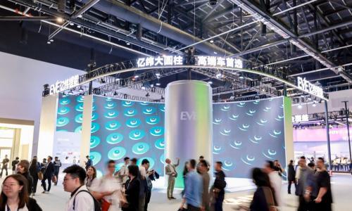 亿纬锂能携大圆柱电池亮相2026北京车展