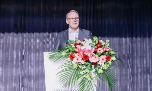 从增程吵到悬架,新势力与传统巨头的"路线之争"