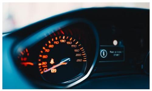 仪表盘上的救命灯 亮了就赶紧靠边停车