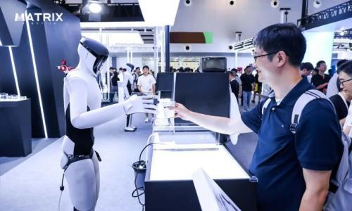 WAIC 2026 | 矩阵超智携MATRIX-3人形机器人亮相