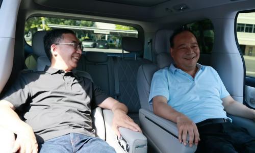 曾毓群成零跑D99车主,朱江明亲自交付