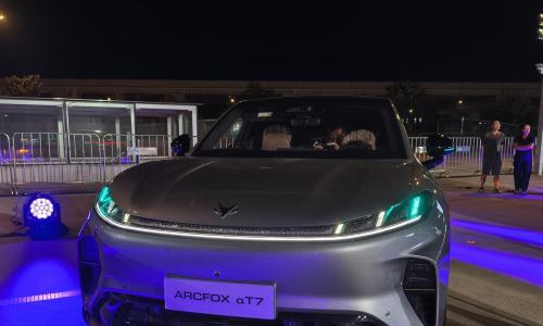 5米车身+华为智驾,极狐T7只卖13万起