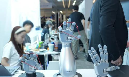 强脑科技展示Revo 3灵巧手及灵巧操作数据采集方案