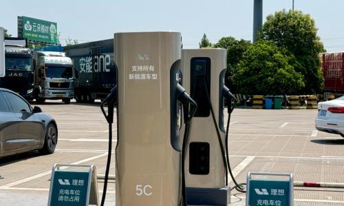 排大长队 供需错配 新能源车节假日高速公路补能"潮汐式拥堵"如何破解?