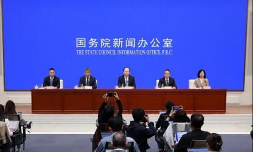 工信办: 人形机器人整机产品超400款 全年产量有望突破10万台